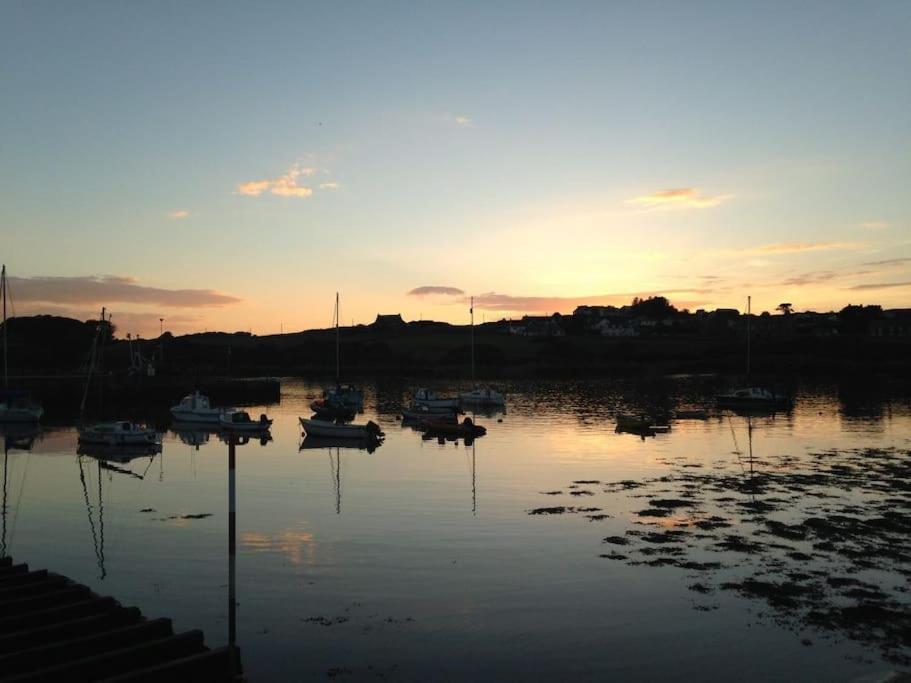3 Bedroom Townhouse Right On The Harbour Isle of Whithorn Exterior foto