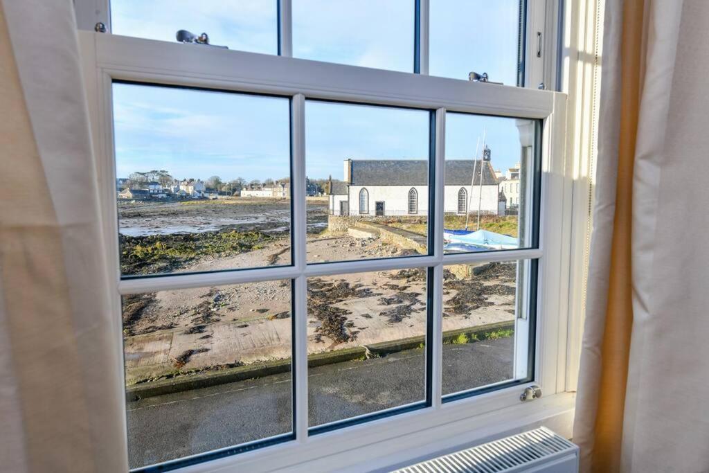 3 Bedroom Townhouse Right On The Harbour Isle of Whithorn Exterior foto